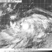 Une image satellite de Saola, le samedi&nbsp;28 juillet 2012. On repère les contours&nbsp;de l'île de Taïwan&nbsp;et la côte chinoise dessinés sur la carte.&nbsp;©&nbsp;U.S. Navy's Fleet Numerical Meteorology and Oceanography Center