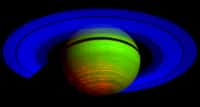 Saturne et ses anneaux, observés en infrarouge par la sonde Cassini. On distingue nettement la division de Cassini, bien visible depuis la Terre. © Nasa/JPL/University of Arizona
