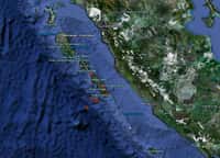L'archipel de Mentawai est situé à l'ouest de Sumatra (à droite sur l'image). La plus large des marques rouges indique le lieu de l'épicentre du séisme du lundi 25 octobre 2010, d'une magnitude de 7,7. © Google Earth