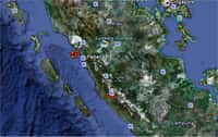 Les deux séismes, localisés sur Google Earth, sont survenus sur la partie ouest de l'île de Sumatra, du côté de l'océan Indien.