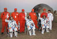 Devant la capsule de Shenzhou 7, Zhai Zhigang, Liu Boming et Jing Haipeng saluent le peuple chinois juste après leur retour sur Terre, dimanche 28 septembre 2008. © Xinhua