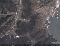 Le pas de tir de Sohae est installé dans le nord-ouest de la Corée du Nord, non loin de la frontière chinoise, sur une péninsule bordée par la mer Jaune. © Google Earth