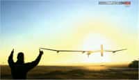 Ce 21 juin, peu après 6 h 00 TU (8 h 00 en heure locale), l'avion solaire de Solar Impulse, aux mains d'André Borschberg, décolle de Rabat-Salé pour une deuxième tentative vers Ouarzazate. Au premier plan, Bertrand Piccard (qui a assuré l'étape Madrid-Rabat) assiste au décollage.&nbsp;© Solar Impulse