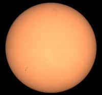 Première image du Soleil obtenue par le micro-satellite Picard, construite d'après les données du télescope Sodism recueillies le 22 juillet 2010 à la longueur d'onde de 607 nanomètres, dans une bande de 0,5 nanomètre. © Cnes/CNRS/B-USOC