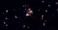 L’amas SpARCS1049 produit 300 fois plus d’étoiles que le nôtre. Le résultat d’un trou noir supermassif dormant au cœur de sa galaxie centrale. © Nasa/STScI