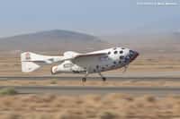 Octobre 2004 : retour sur Terre du SpaceShipOne après sa brève incursion dans l'espace, à quelque 100 km&nbsp;d'altitude. Un vol qui lui a permis de remporter l'Ansari X Prize. Depuis cette date, aucun avion spatial privé n’a réédité cette performance. © Mike Masee