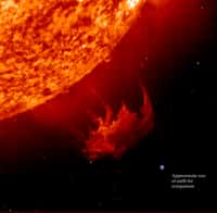 Sur cette image, avec une éruption solaire, on a représenté en bas à droite la Terre. © Soho-EIT Consortium, Esa, Nasa