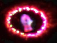 Cette étonnante image réalisée en 2011 par le télescope spatial américain Hubble montre la supernova SN 1987a telle qu’elle se présente dans le domaine visible. L'anneau de débris de la supernova continue son expansion. Les zones lumineuses correspondent à des régions où ces débris s'échauffent en entrant en collision. © P. Challis, Harvard Smithsonian Center for Astrophysics, Nasa, Esa