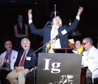 Dan Meyer, lauréat 2007 de l'Ig Nobel de médecine et avaleur de sabre, avait réalisé une impressionnante démonstration. Il a ouvert de la même manière la cérémonie 2008. © Alexey Eliseev