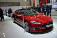 La Tesla Model&nbsp;S, une voiture électrique de luxe, vendue entre 65.000 et 90.000 euros selon la version. Son constructeur l'a équipée pour une connexion à un chargeur rapide (donc à haute tension) et promet le déploiement de stations&nbsp;sur les routes aux États-Unis et en Europe.&nbsp;© Tesla