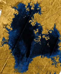 Image radar en fausses couleurs d'un lac d'hydrocarbures à la surface de Titan, dans la région du pôle nord. Crédit : Nasa/JPL/USGS