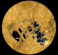 Mosaïque d'images — en fausses couleurs — de l'hémisphère nord de Titan créée à partir des données acquises entre 2004 et 2013 par le radar de la sonde spatiale Cassini. Mers, lacs et rivières d'hydrocarbures maculent le paysage de taches d'un bleu profond. L'ensemble couvre une surface de 1.800 km sur 900. Chaque petit lac près du pôle s'étend sur environ 50 km de long. © Nasa, JPL-Caltech, ASI, USGS