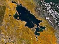 Vue satellitaire du lac Titicaca en 2020. Depuis, le niveau du lac a encore baissé. © Copernicus Sentinel data 2020, Wikimedia Commons, CC by-sa 3.0 IGO