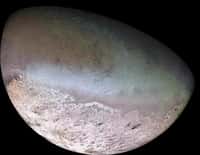 La surface de Triton, un satellite de Neptune, porte des traces d'un cryovolcanisme. On voit ainsi en bas à droite, les dépôts noirs laissés par des éruptions de cryovolcans. Il doit s'agir d'un mélange d'azote et de composés organiques. © Nasa-JPL