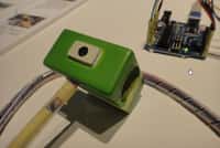 Le prototype Ubi-cam est pour le moment relié à un PC via un câble, ce qui limite son champ d’utilisation. Mais les chercheurs japonais ont prévu de le doter d’une connexion sans fil. © Institute of Advanced Media Arts and Sciences