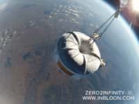 Le vol d'essai d'un modèle réduit (2 m de diamètre) de la capsule du projet Bloon de Zero2infinity réalisé en novembre 2012. Une belle vue sur la Terre... Ce jour-là, la nacelle a atteint 32 km d'altitude. Le ballon serait-il le futur moyen de transport touristique pour approcher l'espace ? © Zero2infinity