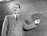 Hideki Yukawa et son équation pour les forces nucléaires en 1949. Crédit : Yukawa Institute for Theoretical Physics