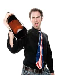 Le binge drinking est une mode qui vient des pays scandinaves et anglo-saxons, qui consiste à boire beaucoup en peu de temps pour trouver l'ivresse. Ce comportement, en plus d'être dangereux et pouvant mener à des comas éthyliques, faciliterait l'addiction à l'alcool et transformerait durablement le cerveau.&nbsp;© Leloft1911,&nbsp;StockFreeImages.com