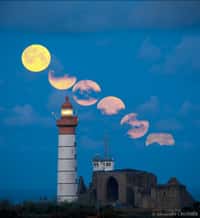 Ce très beau montage montre le coucher de la plus grosse Pleine Lune de l'année 2012 depuis la pointe du Finistère. © Alexandre Croisier
