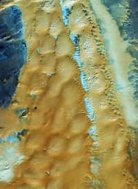 Cette image des sables algériens a été prise le 23 avril 2008 par le satellite commercial Ikonos 2 avec une résolution au sol de 4 mètres. © Eusi
