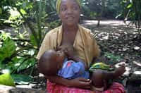L'OMS recommande aux mères d'allaiter leur bébé jusqu'à 6 mois. Des antiviraux sont prescrits aux&nbsp;enfants dont les mères&nbsp;séropositives allaitent.&nbsp;© Brocken Inaglory, Wikimedia Commons, cc by sa 3.0