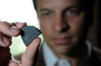 Dans la main de Philipp R. Heck, un échantillon de la célèbre météorite d'Allende, semblable à celle de Murchison. Crédit : Dan Dry