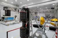 Le module de service d'Alphabus d'Alphasat I-XL avec au premier plan les deux reservoirs longilignes noirs d'helium et les deux gros reservoirs d'ergols. Crédit Thales Alenia Space