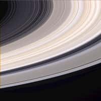 La planète Saturne est surtout célèbre pour ses anneaux (ici en couleurs naturelles), très majoritairement composés de glace. © Nasa