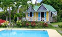 Comme une invite au voyage, les&nbsp;cases traditionnelles des îles Sous-le-Vent arborent d'harmonieuses couleurs. © Antoine tous droits réservés