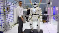Valkyrie est le robot humanoïde conçu par la Nasa pour participer au Darpa Robotics Challenge. Son design a été particulièrement soigné pour lui conférer une esthétique attrayante. Selon l’Agence spatiale américaine, ce type de robots pourrait un jour être envoyé sur Mars pour préparer l’arrivée d’astronautes et les assister. © IEEE Spectrum, YouTube