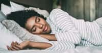 Pour calmer notre anxiété, rien de tel qu’une bonne nuit de sommeil, ponctuée de longues phases de sommeil profond, affirment des chercheurs de l’université de Californie (États-Unis). © DavidPrado, Adobe Stock