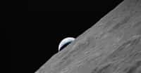 Un croissant de Terre s’élève au-dessus de l’horizon lunaire sur cette photographie prise depuis Apollo 17. © Nasa