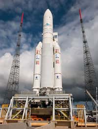 La fusée Ariane-5 sur son pas de tir à Kourou pour le vol V195, qui doit emporter le satellite de télécommunications Arabsat 5A (de l’opérateur Arabsat) et le satellite multi-missions COMS (de l’agence spatiale sud-coréenne, Kari). © Arianespace