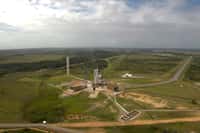 Le lanceur et les satellites Astra 3B et COMSATBw-2 ont été mis en attente et en conditions de sécurité maximales. Crédits 2010 ESA / Cnes-Arianespace / Photo Optique Video CSG /S. Corvaja
