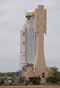 Préparation de l'Ariane 5 qui sera utilisée pour lancer deux satellites de télécommunications, le 28 octobre. © Esa / Cnes / Arianespace - Service optique CSG