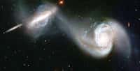 Cette image a été traitée afin de mettre en évidence le pont de matière reliant les deux galaxies. Crédit Nasa/Esa, traitement Futura-Sciences.