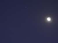 Le 23 septembre la planète Mars (point brillant en haut) n'était plus très loin de l'amas de la Crèche (à gauche) alors que la Lune s'invitait. © J-B Feldmann (http://montreurdimages.blogspot.com/)
