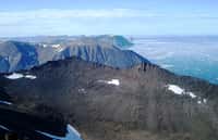 La côte de l'île de Baffin dans l'Arctique canadien. Des reliques de la naissance de la Terre, âgées d'environ 4,5 milliards d'années, sont apparus dans les roches ignées trouvées au large des côtes balayées par le vent à l'est de l'île de Baffin. Crédit : Don Francis, Université McGill
