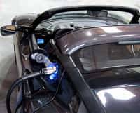 Les batteries lithium-ion sont notamment utilisées dans les voitures électriques. Elles sont, pour l’heure, les reines du marché. Mais les travaux de chercheurs américains pourraient venir perturber l’ordre établi au profit de batteries potassium-ion et de batteries sodium-ion. © Steve Jurvetson, Flickr, CC by 2.0