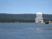 Installé depuis 1969 sur un lac d'altitude en Californie pour limiter les effets de la turbulence, le Big Bear Solar Observatory abrite désormais le plus grand télescope solaire du monde. Crédit BBSO
