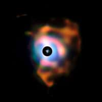 Composition d'images montrant la nébuleuse autour de Bételgeuse. Les précédentes observations obtenues avec le VLT sont représentées dans le disque central noir qui permet de masquer la partie la plus lumineuse de l’image. © ESO/P. Kervella