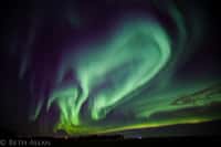 Même au sol le spectacle des aurores boréales reste fascinant, comme le prouve cette image réalisée depuis l'Alberta au Canada. © Beth Allan