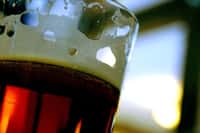La bière est une boisson ancestrale que l'on retrouve aux quatre coins du monde. Comme le vin rouge qui prolongerait l'espérance de vie, peut-elle nous aider à combattre des&nbsp;maladies, comme le diabète ou le cancer ?&nbsp;© mjafardo, Fotopédia, cc by nc nd 2.0
