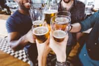 Les bières ultra-fortes, conditionnées en canette de 500 ml, incitent à la consommation d'alcool et sont une menace pour la santé des jeunes. © izusek, IStock.com