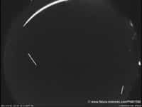 Première image du bolide du 21 octobre 2011 (longue trace lumineuse en haut de la photo) obtenue par une caméra de surveillance du ciel installée dans l'Essonne, à La Ferté Alais. © www.futura-sciences.com/Phil91590