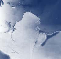 Sur cette image prise par Envisat apparaît la barrière de Brunt qui s'étend en bordure de la mer de Weddel, sur les côtes du nord de la terre de Coats, en Antarctique. © Esa
