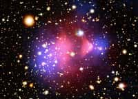 Image en fausses couleurs de l'amas de galaxies 1E0657-56, aliasbullet cluster ou « amas du Boulet », voire « amas de la Boulette » pour certains astrophysiciens. En bleu la matière noire associée aux amas de galaxies, en rouge les gaz chauds émettant des rayons X. Devenu célèbre en 2006, cet amas du Boulet est en fait un groupe de deux amas de galaxies entrés en collision il y a 150 millions d’années. © Nasa