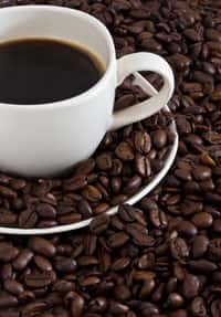 Les buveurs quotidiens de café ont des risques d'AVC moins élevés que les amateurs de thé vert, déjà moins susceptibles de déclencher la maladie cardiovasculaire que le reste de la population. Des boissons chaudes que l'on peut consommer pour sa bonne santé ! © Cambogueno, StockFreeImages.com