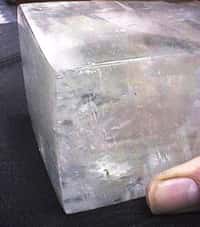 Un cristal de calcite taillé. © AD Photonics