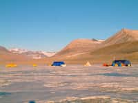 Camp de base de l'expédition&nbsp;«&nbsp;lac Vida&nbsp;» de 2010. Cette étendue d'eau se situe dans la vallée de Victoria (Antarctique),&nbsp;entre la chaîne montagneuse de Saint Johns&nbsp;au nord et la chaîne Olympus&nbsp;au sud.&nbsp;©&nbsp;Desert Research Institute